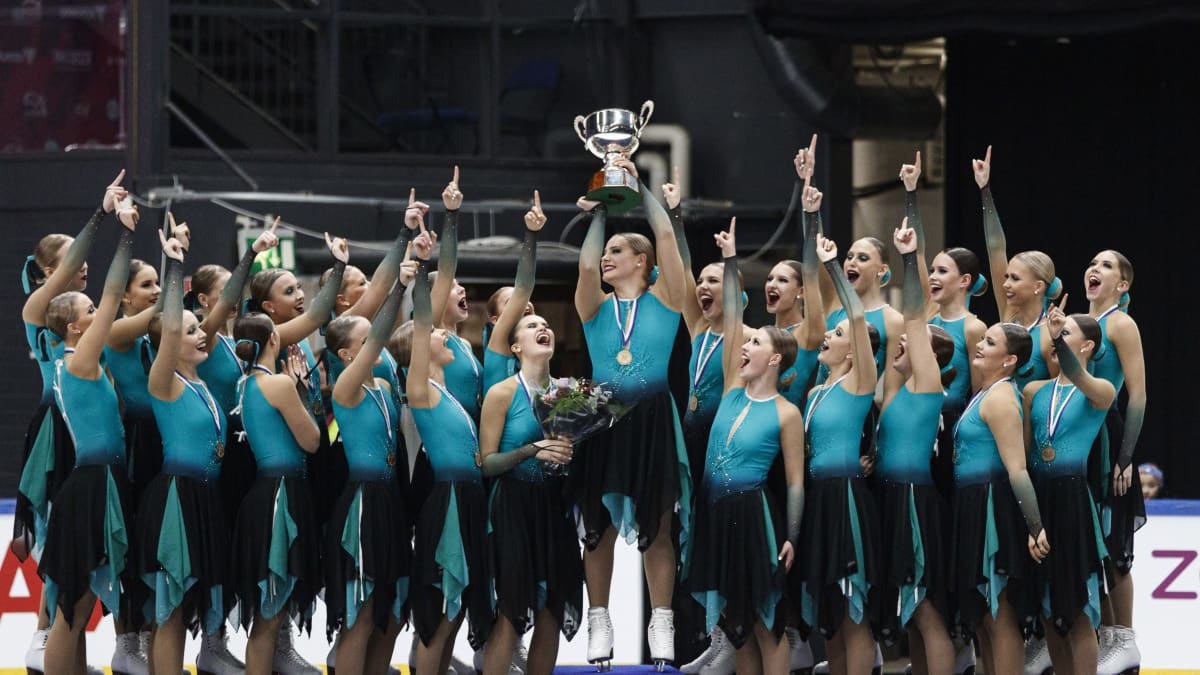  Team Fintastic -joukkue (juniorit) juhlii vapaaohjelman jälkeen muodostelmaluistelun SM-kilpailuissa Espoossa 1. maaliskuuta 2020.