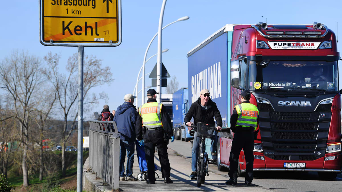 Saksalaiset poliisit kontrolloivat maanantaina Ranskan ja Saksan välistä rajaa.