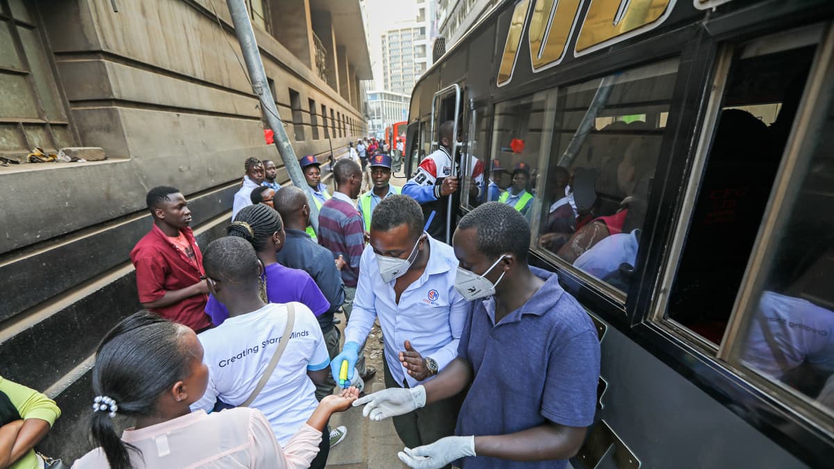 Kenian joukkoliikenteen operaattorit desifioivat matkustajien kädet ennekuin matkustajat astuvat sisään.