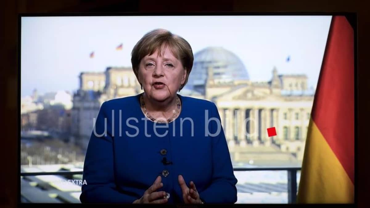Kuvassa Angela Merkel pitämässä televisiopuhetta. 