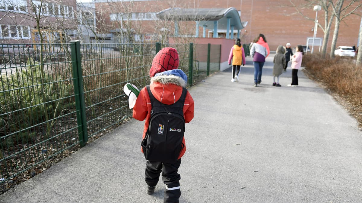 Seitsenvuotias poika matkalla Kirstin kouluun Espoon Suvelassa.