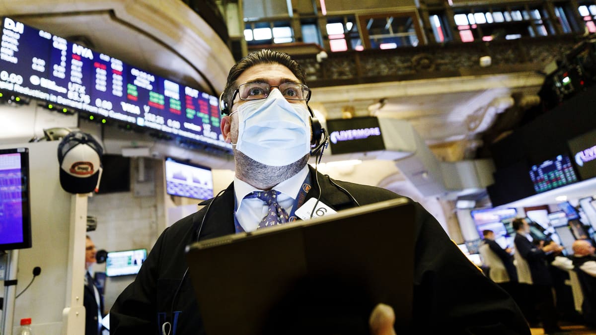 Meklari Michael Capolino käytti hengityssuojainta New Yorkin pörssissä perjantaina.