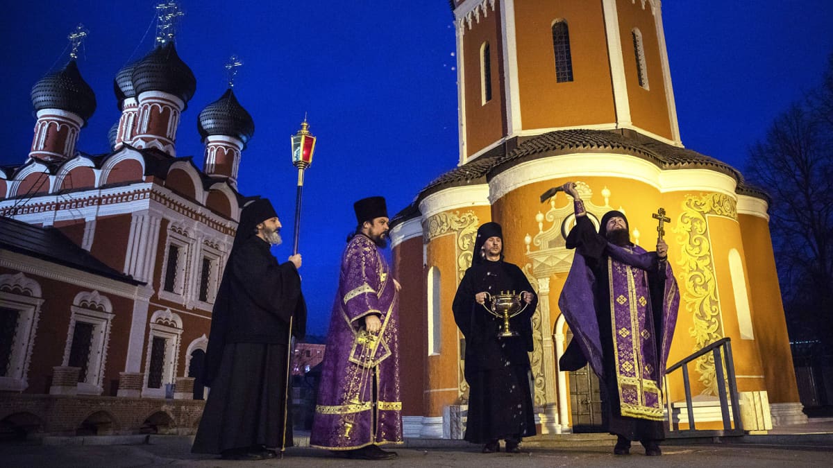 Moskovalaisessa Vysokopetrovskin luostarissa rukoiltiin eilen sunnuntaina pelastusta koronavirusta vastaan. 