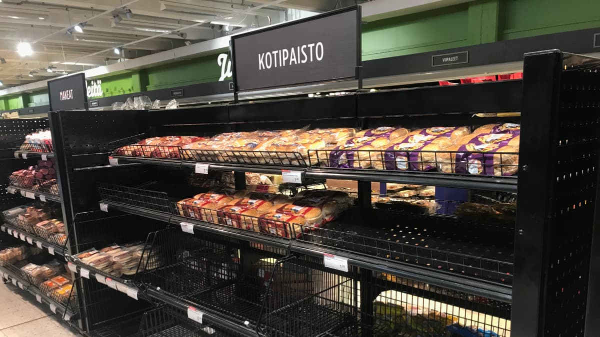 Leivonnaishyllyt tyhjenevät nopeasti. Kuva helsinkiläisestä K-supermarketista kauppakeskus Arabiassa.