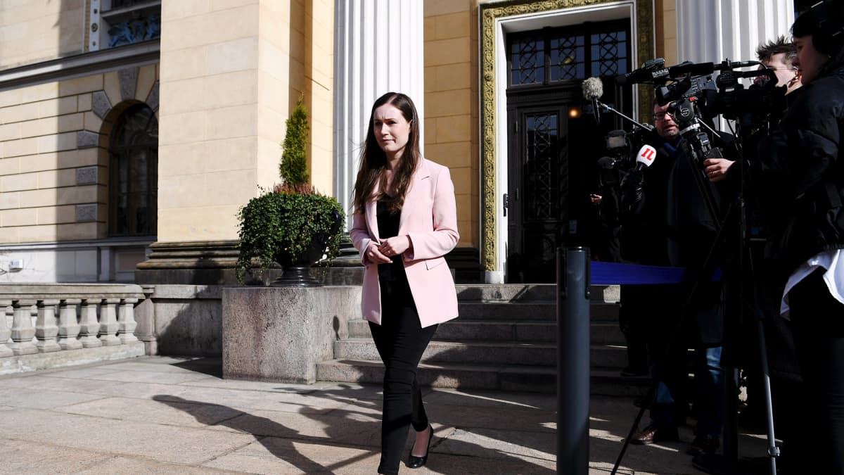 Pääministeri Sanna Marin poistumassa eduskuntapuolueiden koronavirusta käsittelevästä kokouksesta Säätytalolta.