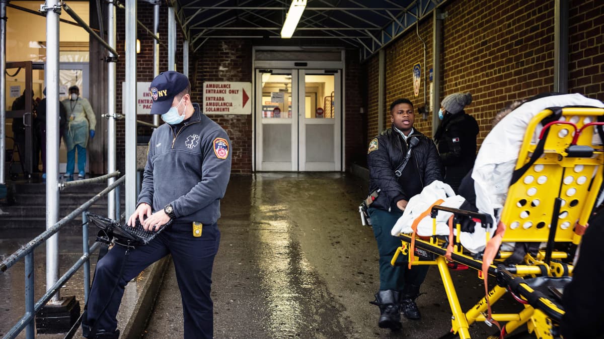 Ensiavun hoitajat siirtävät potilasta sairaalan ensiapuun New Yorkin Bronxissa.