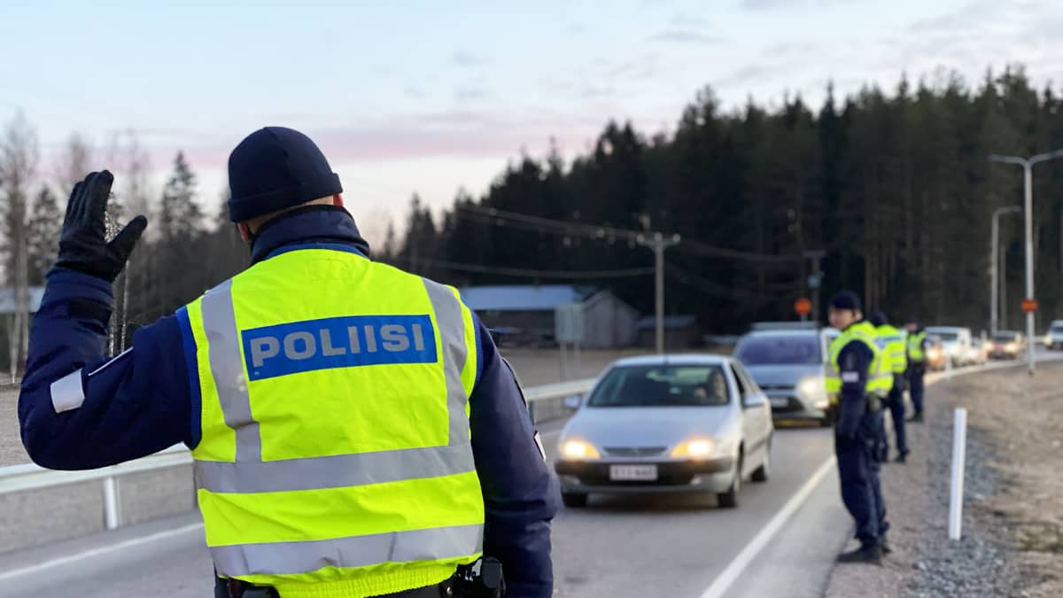 Poliisin tarkastuspiste valtatiellä 4 Orimattilan liittymän kohdalla.