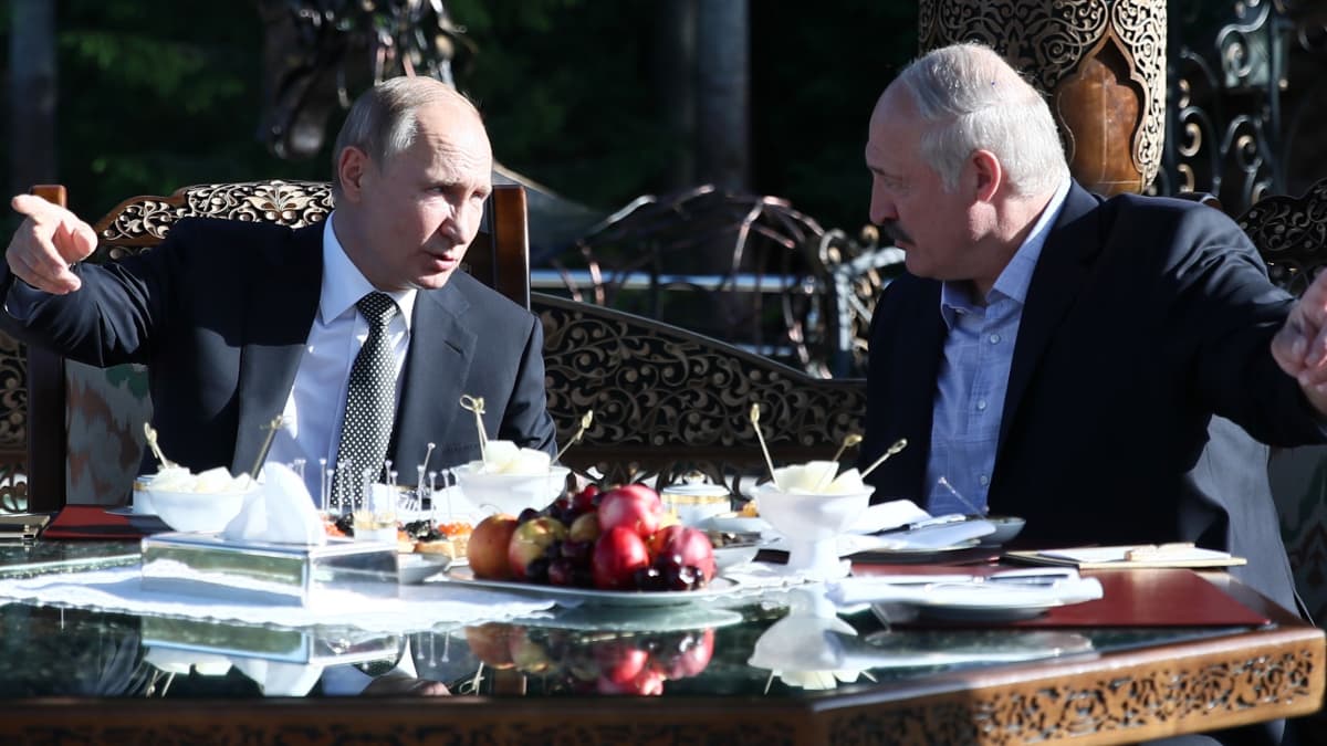 Venäjän presidentti Vladimir Putin ja Valko-Venäjää johtava Aleksandr Lukashenko ovat olleet viime aikoina törmäyskurssilla. Kuva presidenttien tapaamisesta viime kesältä. 