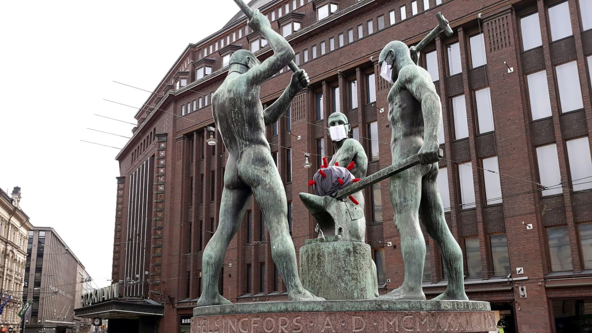 Kolmen sepän patsas sai korona-päivityksen Helsingissä 30. maaliskuuta.