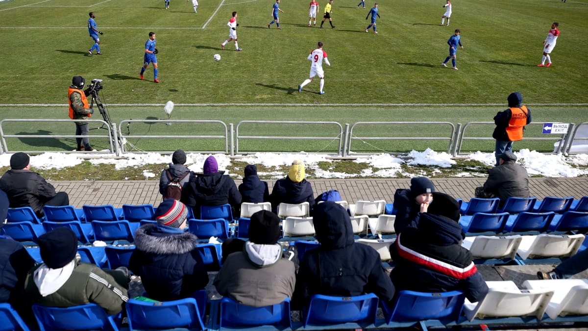 Fanijoukko seurasi Valko-Venäjän cupin ottelua FC Slutskin ja Slavia Mozyrin välillä Slutskin kaupungissa 22. päivä maaliskuuta. Valko-Venäjän urheilusarjat pyörivät normaalisti koronaviruspandemiasta huolimatta. 