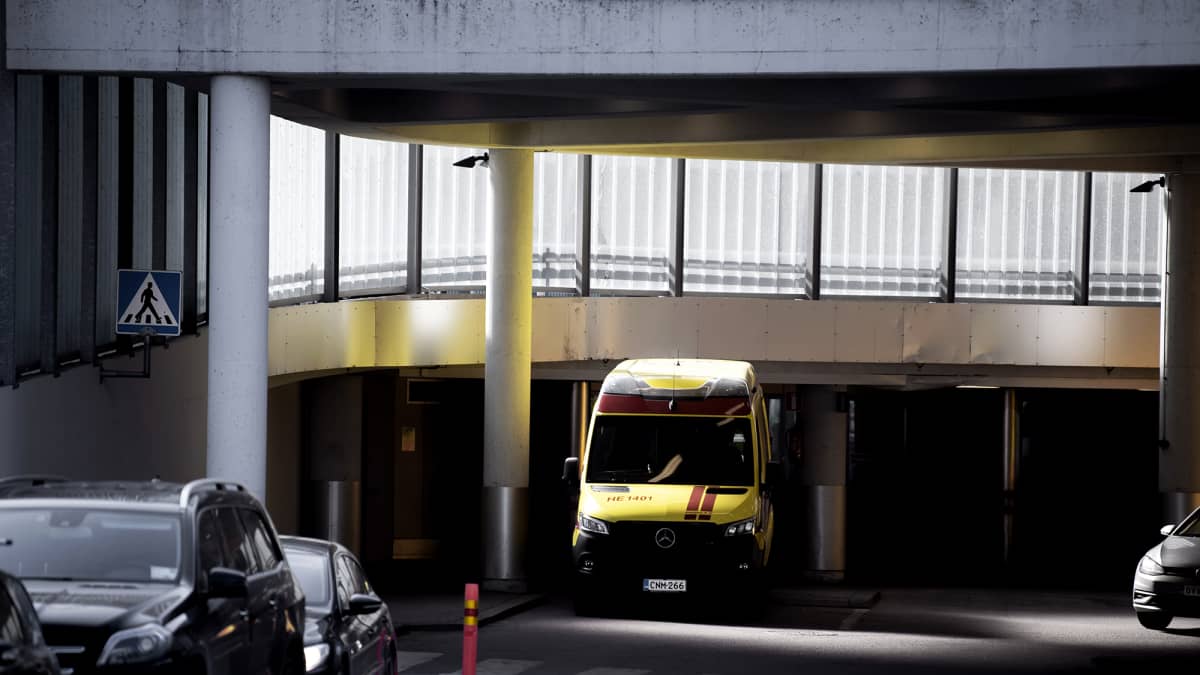 Ambulanssi Meilahden sairaalan sisäänkäynnin edustalla.