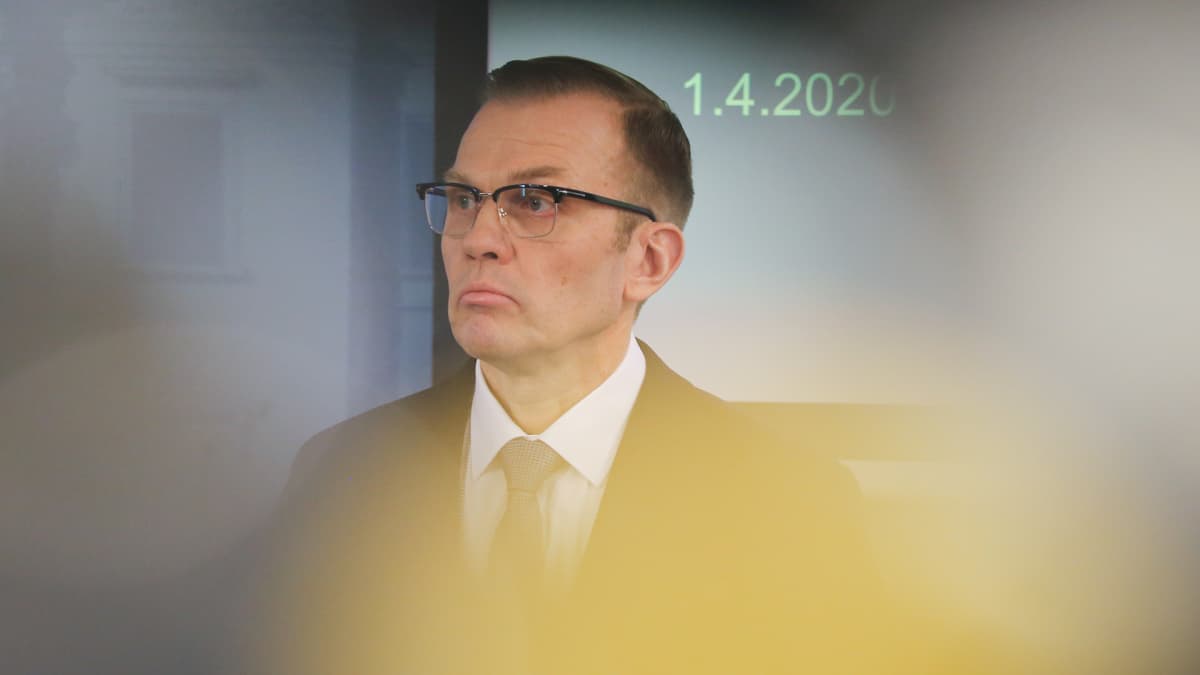 Valtioneuvoston turvallisuusjohtaja Ahti Kurvinen hallituksen infotilaisuudessa 1. huhtikuuta.