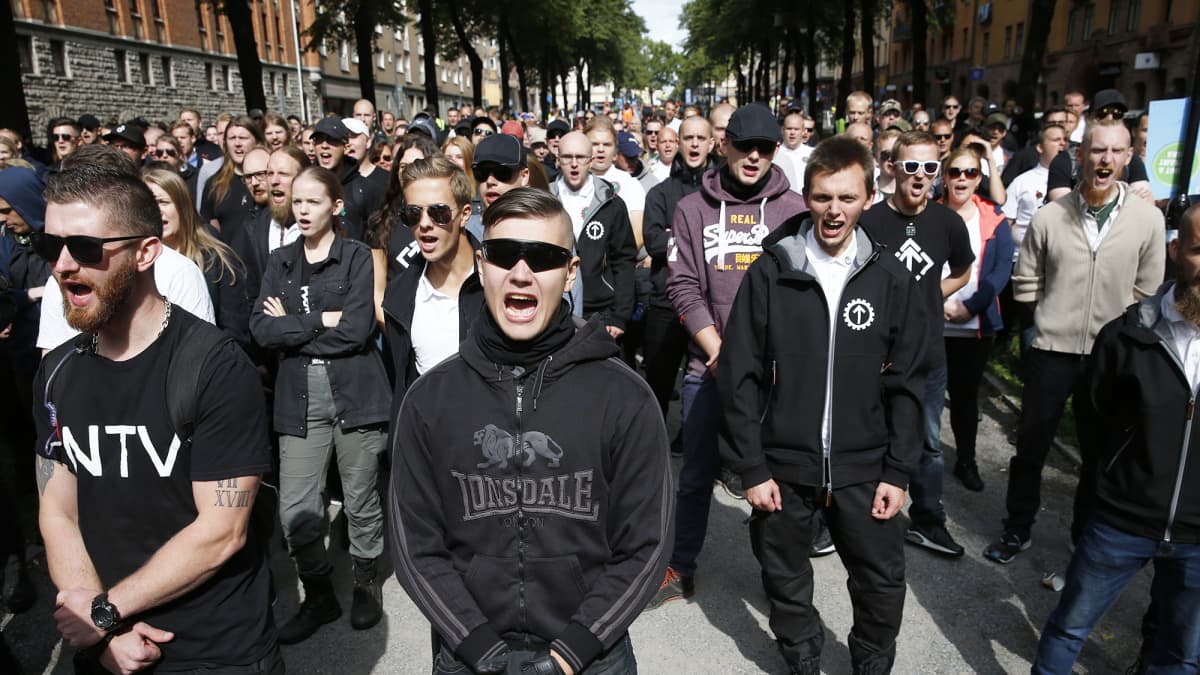 Uusnatsien kannattajat osoittavat mieltään Tukholmassa