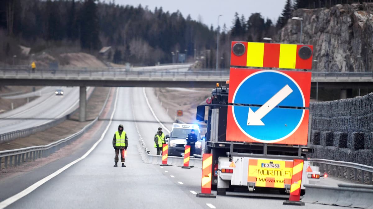 Poliisi ja varusmiehet tarkistavat kulkulupia Turun moottoritiellä Lohjalla maanantaiaamuna.