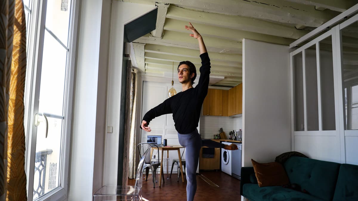 Balettitanssija tanssii kotonaan Pariisissa.