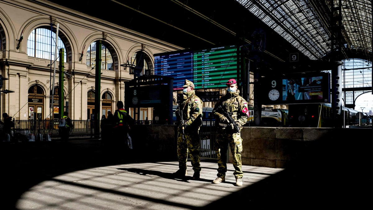Unkarilaiset sotilaat vartioivat Keletin rautatieasemalla Budapestissa.