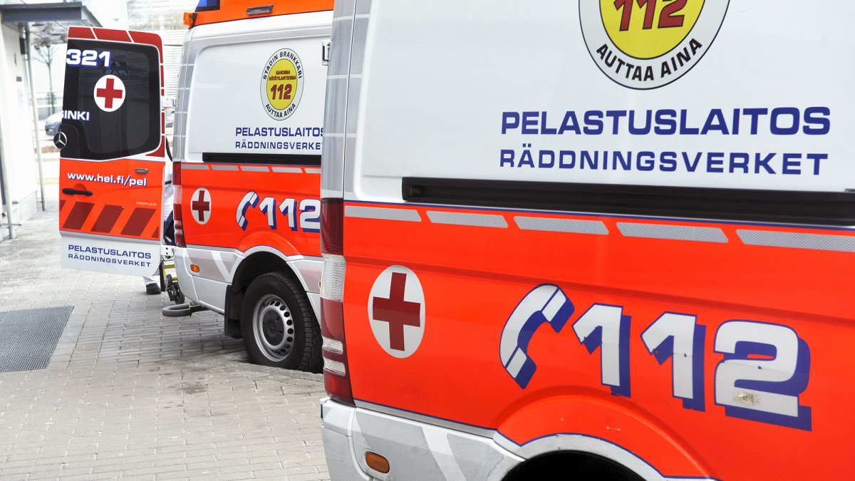 Ambulanssi HUS:n Meilahden sairaalan alueella Haartmanin sairaalan edessä.