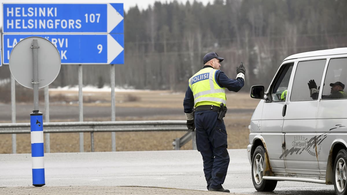 Poliisit tarkastavat kulkulupia tarkastuspisteellä Uudenmaan rajalla valtatie 6:lla