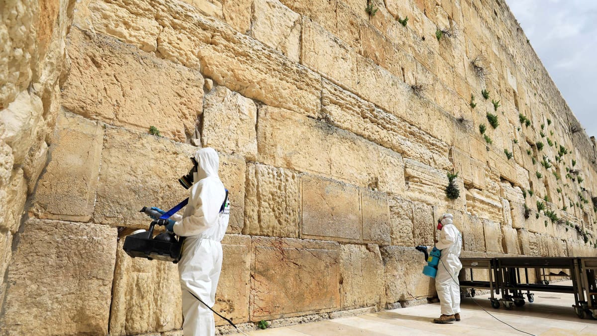 Työntekijät desinfioivat Itkumuuria Jerusalemissa.