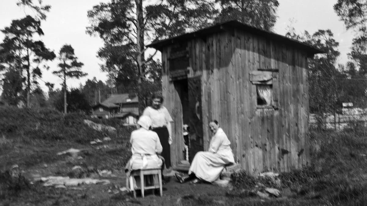 Historiallisessa kuvassa on asuntona käytetty vaja Helsingissä vuonna 1924.