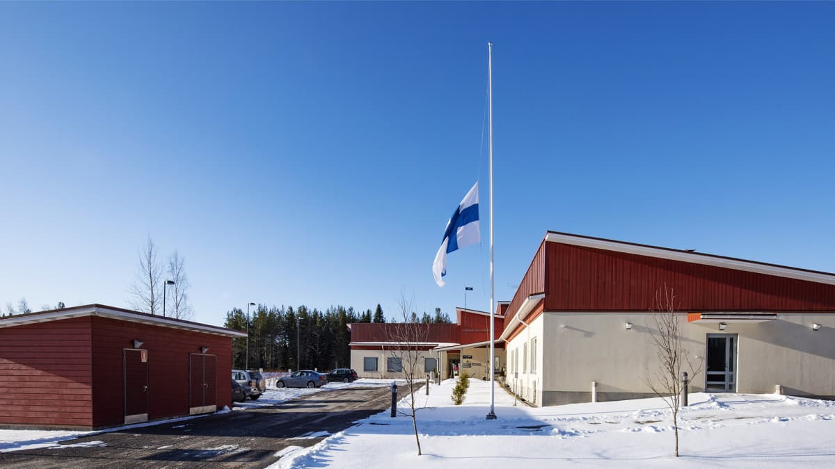 Lippu puolitangossa terveyspalveluyritys Attendon Kallionsydän-hoivakodissa Kiuruvedellä 5. huhtikuuta 2020.