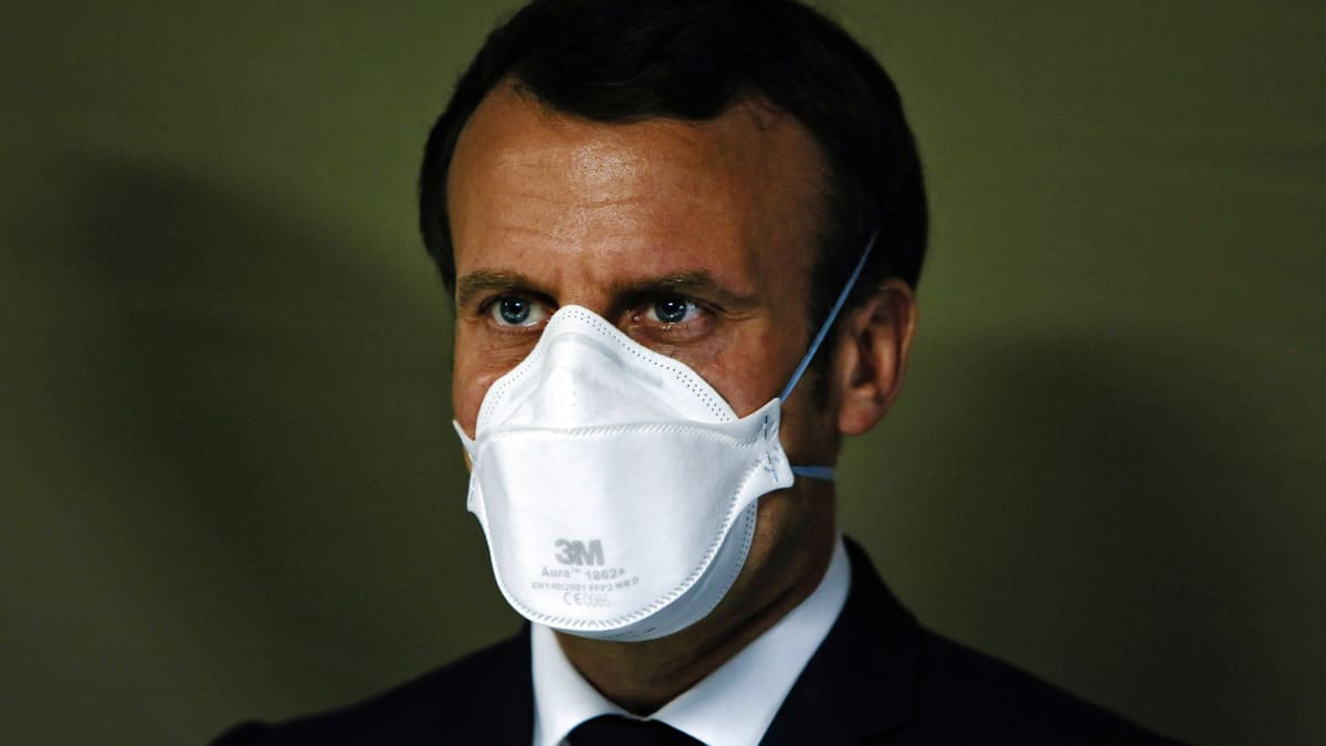 Kuvassa on hengityssuojainta käyttävä Emmanuel Macron.