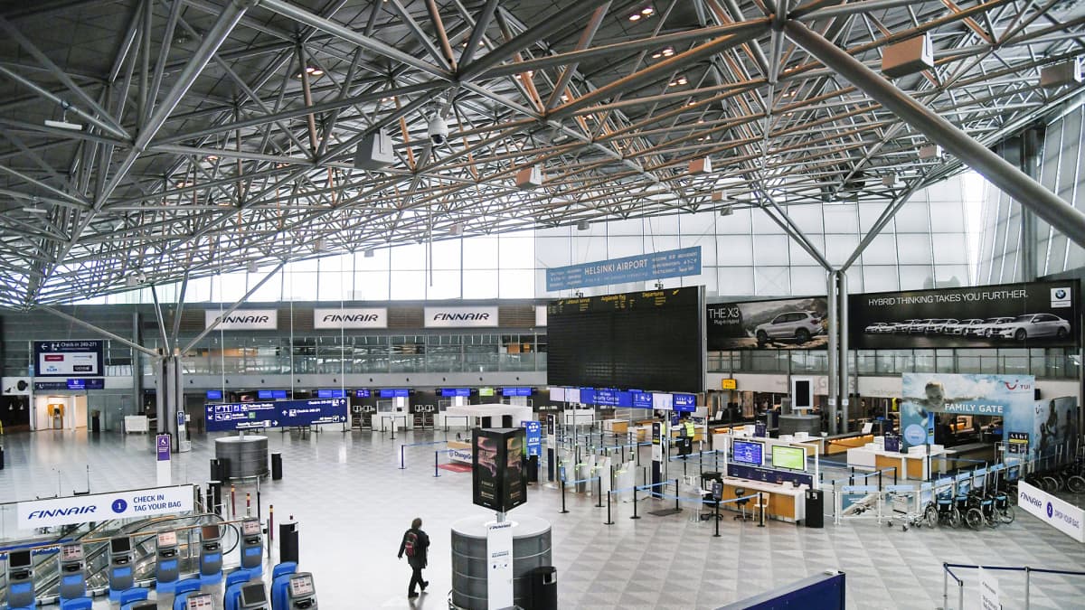 Kuvassa on tyhjä Helsinki-Vantaan lentoasema.