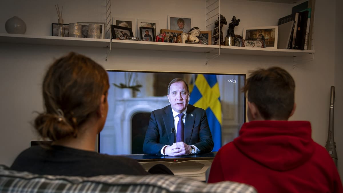 Stefan Löfven puhuu televisiossa.
