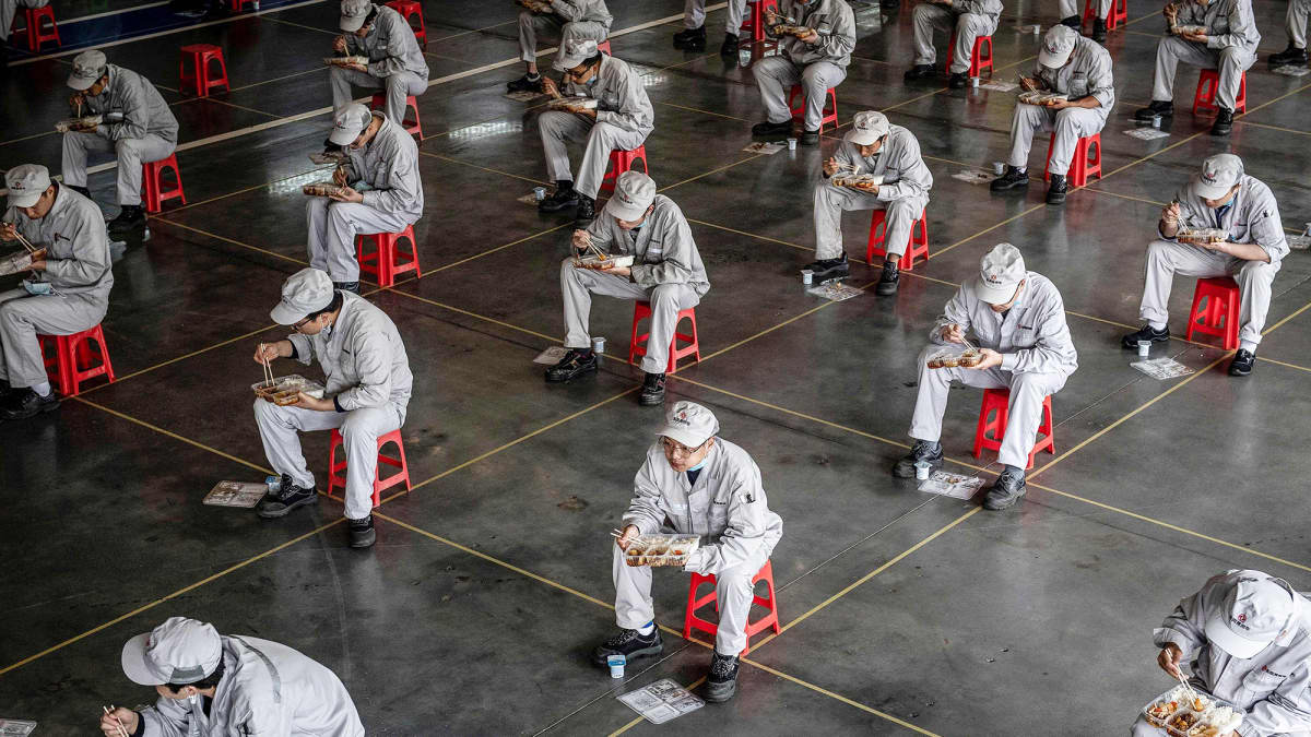 Autotehtaan työntekijöitä lounastauolla Kiinan Wuhanissa.