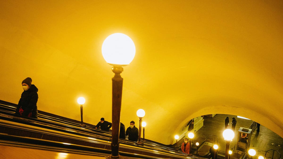 Moskovan metron liukuportaissa kulkevat käyttivät hengityssuojaimia.