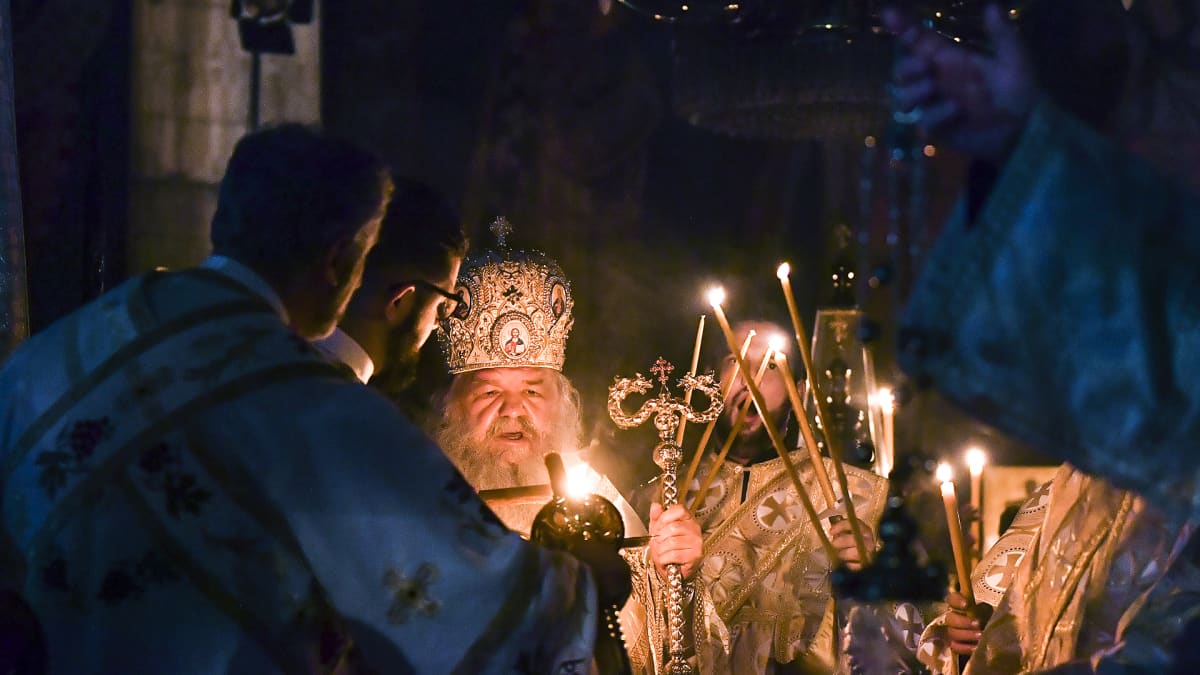 Makedonian ortodoksipapit pääsiäisyön messuseremonioissa 19. huhtikuuta.