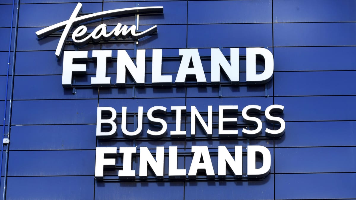 Team Finland, Business Finland ja Finnvera logot toimistotalon seinässä Ruoholahdessa Helsingissä.