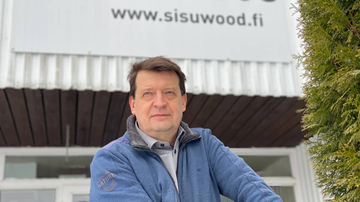 Juha Kontio on puuseppätehtaan perinteitä Juvalla jatkavan Sisuwoodin hallituksen puheenjohtaja. 