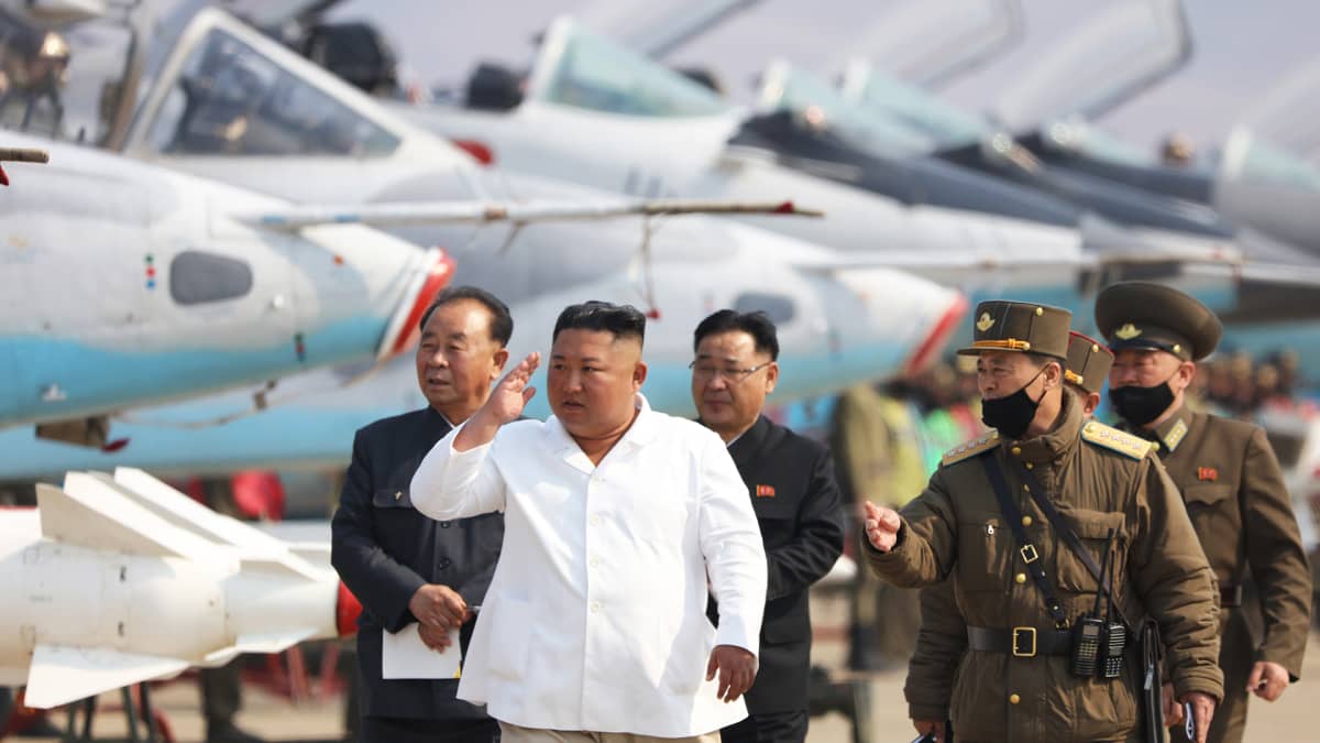 Pohjois-Korean virallisen uutistoimiston KCNA:n 12. huhtikuuta julkaisema kuva Kim Jong-unista tarkastamassa ilmavoimien yksikköä.