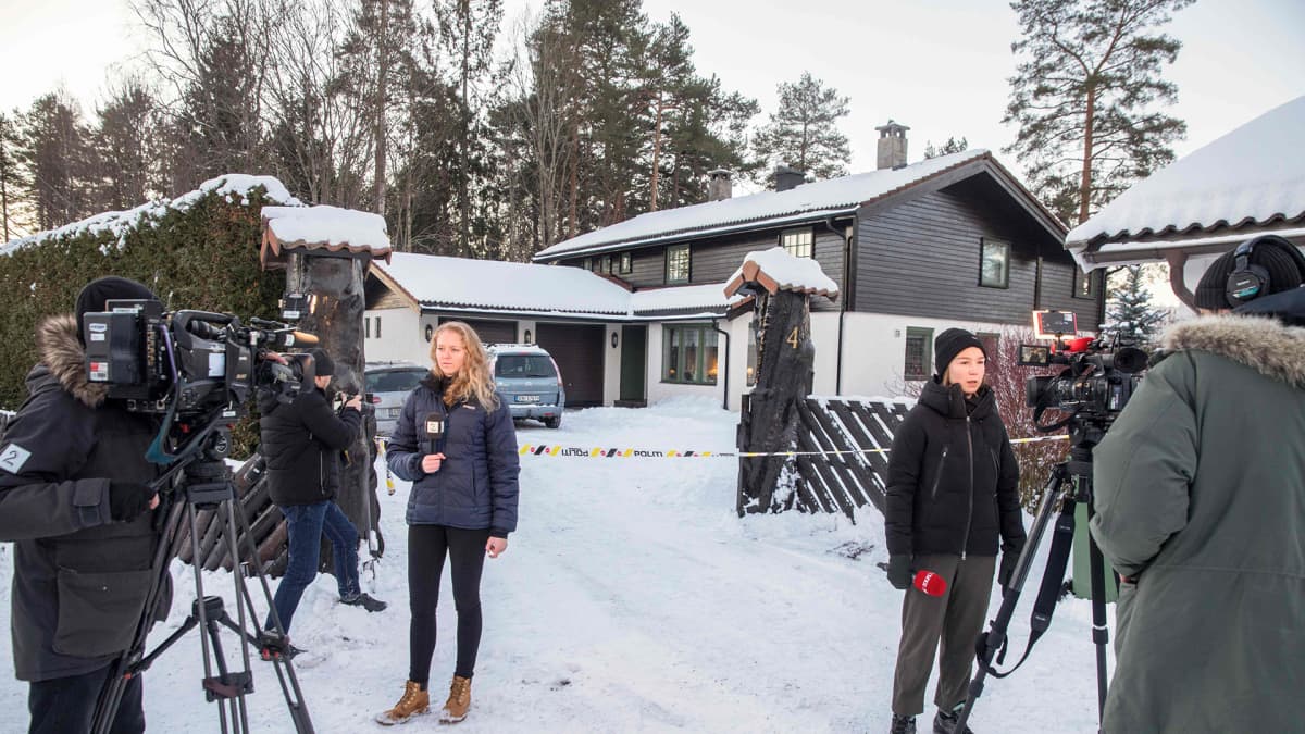 Mediaa raportoimassa miljonääri Tom Hagenin talon edustalla tammikuussa 2019.