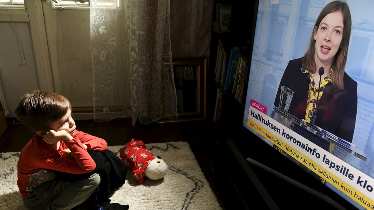 Ekaluokkalainen lapsi katsoo hallituksen lapsille järjestämää koronainfoa kotonaan Espoossa.