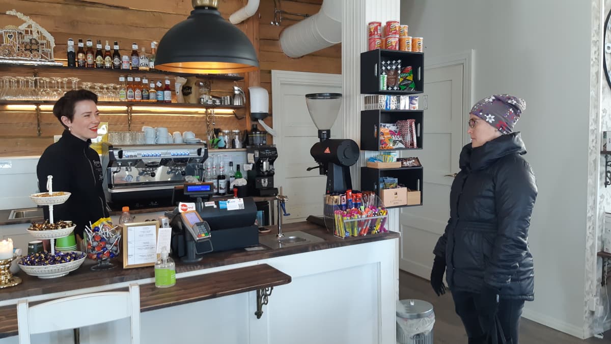 Kemiläisen Café Hertan yrittäjä Katariina Seppälä seisoo tiskin takana, asiakkaana Pia Salmela.