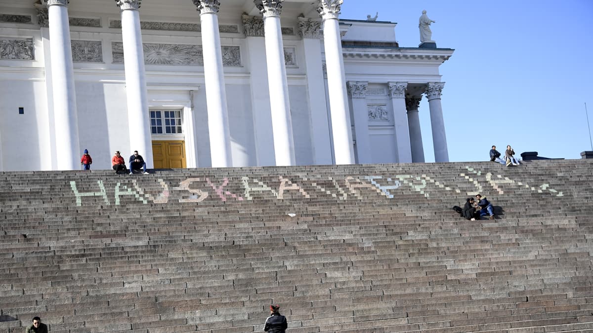 Vapun viettoa Tuomiokirkon portailla Helsingissä.