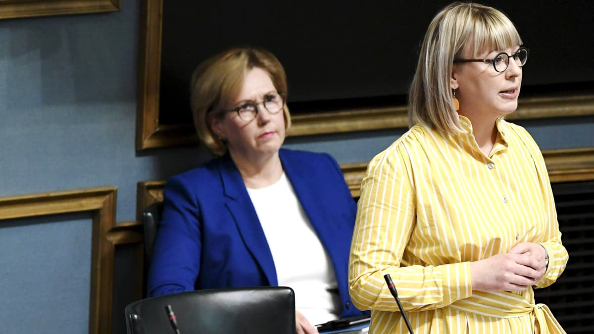 Tuula Haatainen ja Aino-Kaisa Pekonen kuvattiin eduskunnan suullisella kyselytunnilla 23. huhtikuuta.