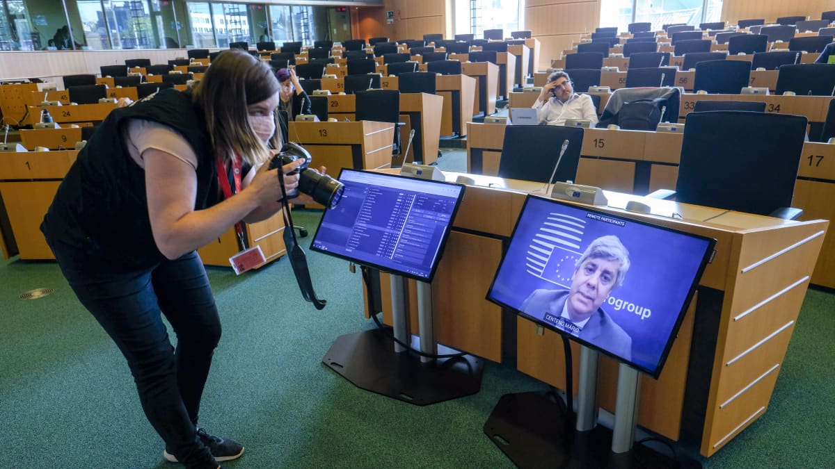 Valokuvaaja ottaa kuvaa televisioruudusta, jossa Euroryhmän puheenjohtaja Mario Centeno.