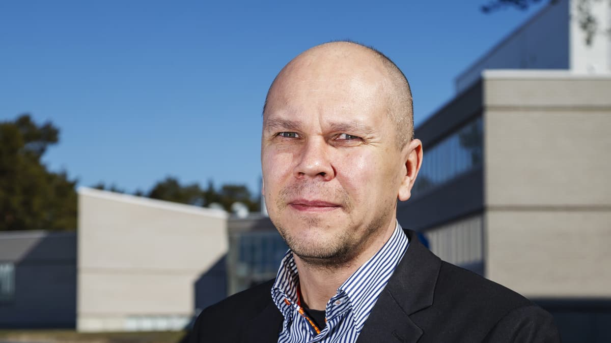 Kuvassa on Rokotetutkimuskeskuksen johtaja, professori Mika Rämet.