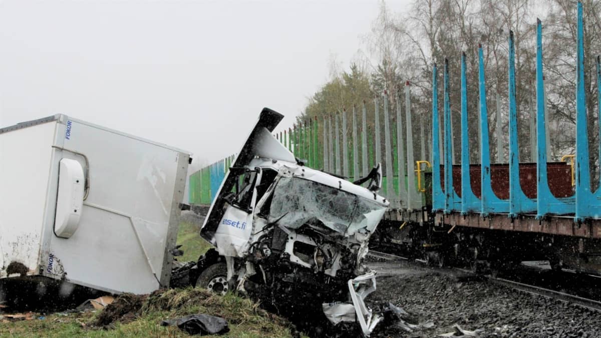 Tavarajuna ja kuorma-auto törmäsivät tasoristeyksessä Orivedellä