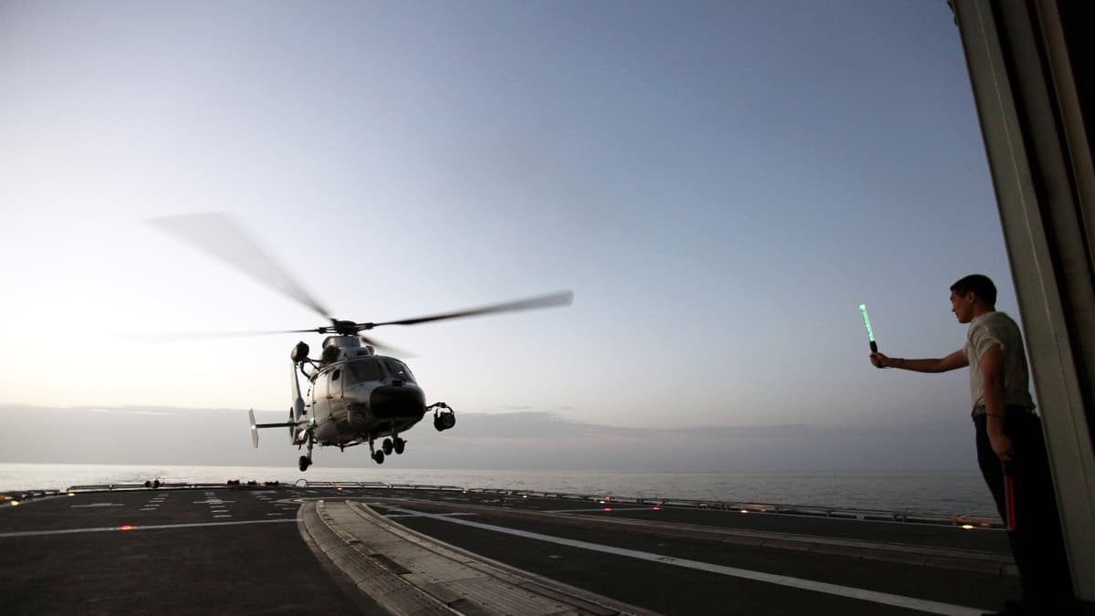 Helikopteri laskeutuu Adeninlahdella Kiinan merivoimien harjoituksissa. .