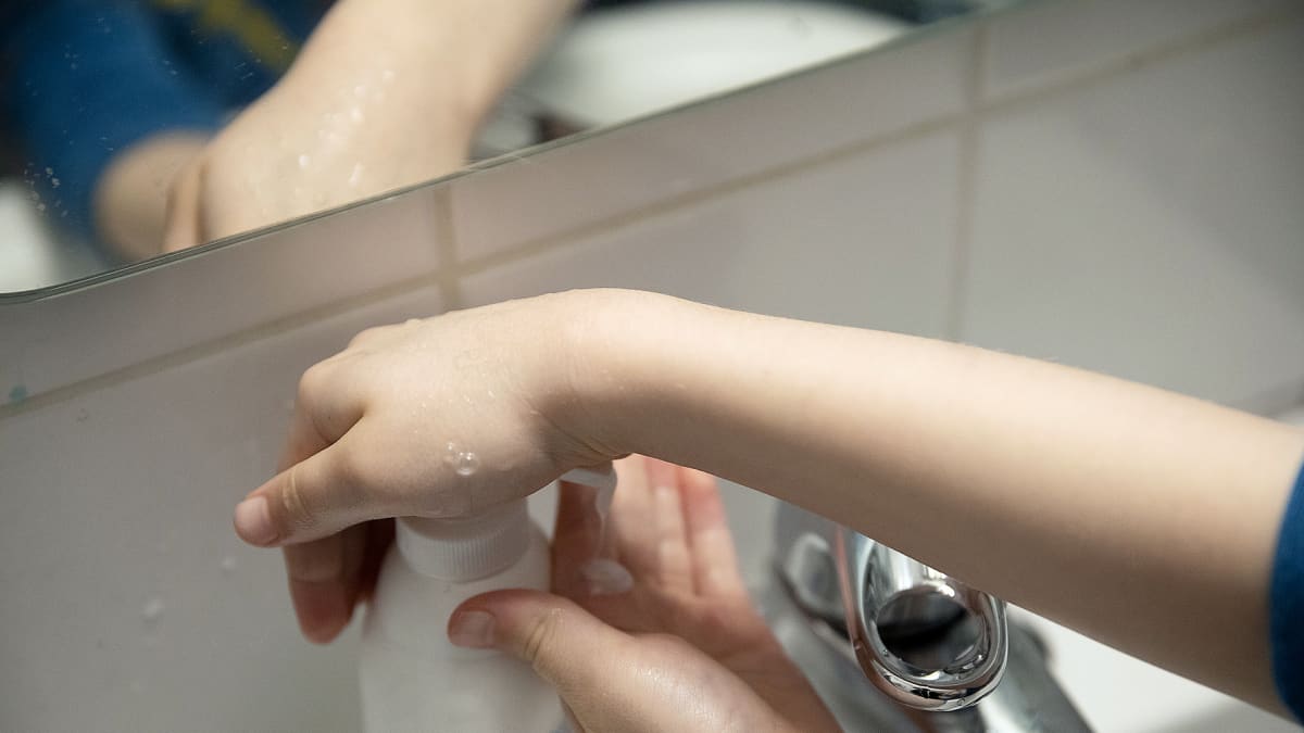 lapsi pesee käsiään