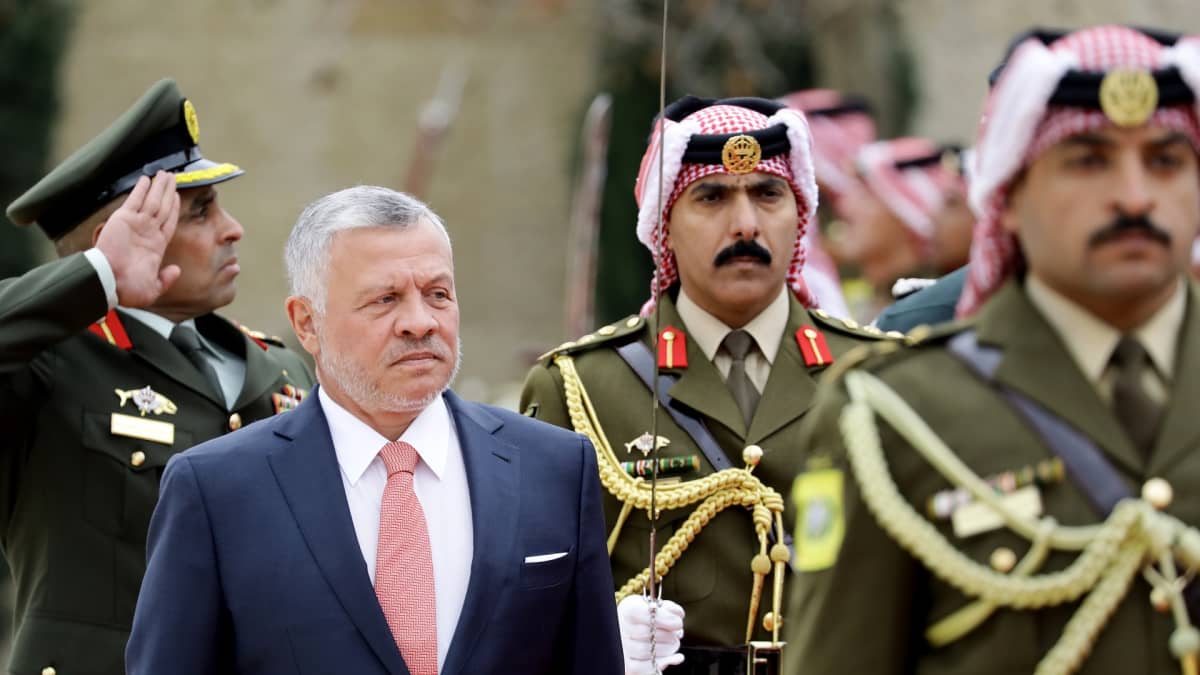 Jordanian kuningas Abdullah II tarkastamassa kunniakaartia.