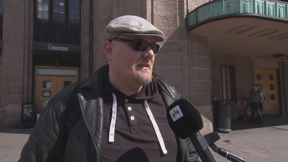 Ville Packalén Helsingin rautatieaseman edessä.