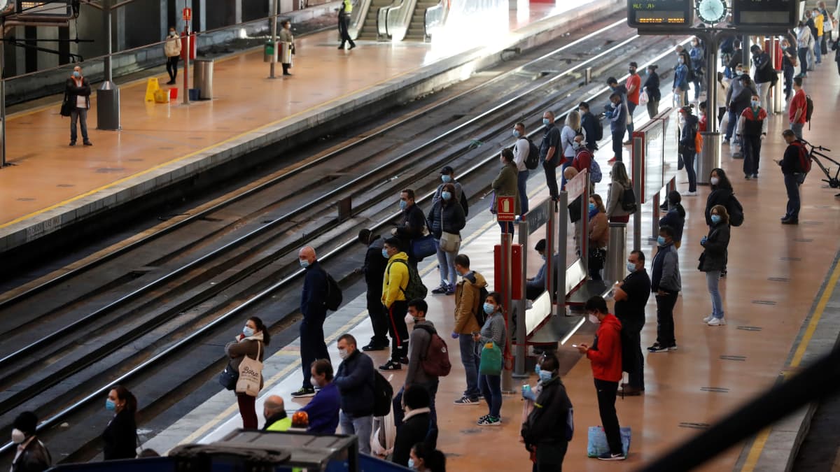 Työmatkalaisia odottamassa junaa Atochan asemalla Madridissa.