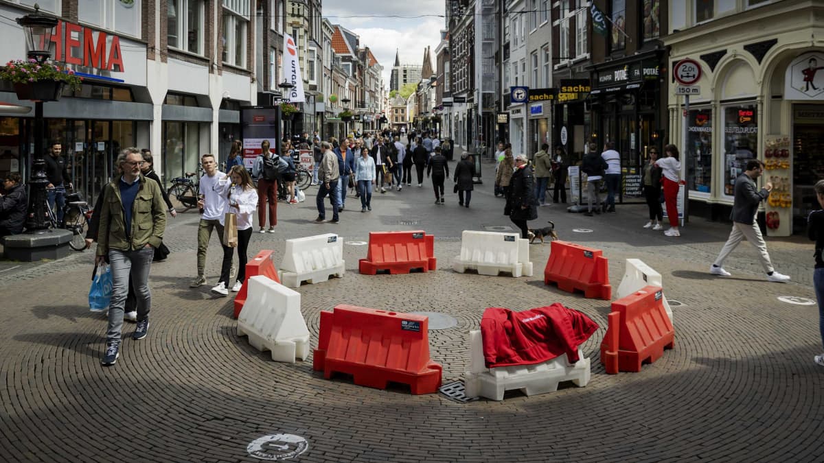 Kävelykatujen risteykseen rakennettu jalankulkijoiden liikenneympyrä Utrechtissa hollannissa.