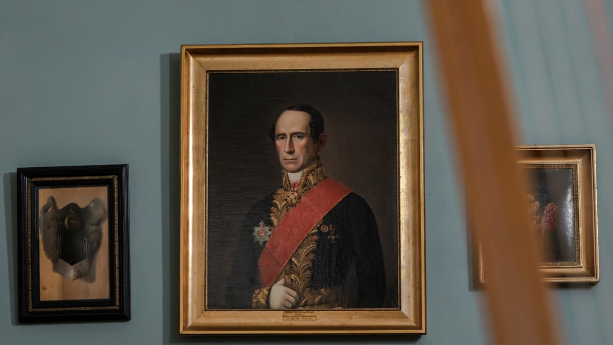 Maalaus marsalkan isoisästä Carl Gustaf Mannerheimista. 