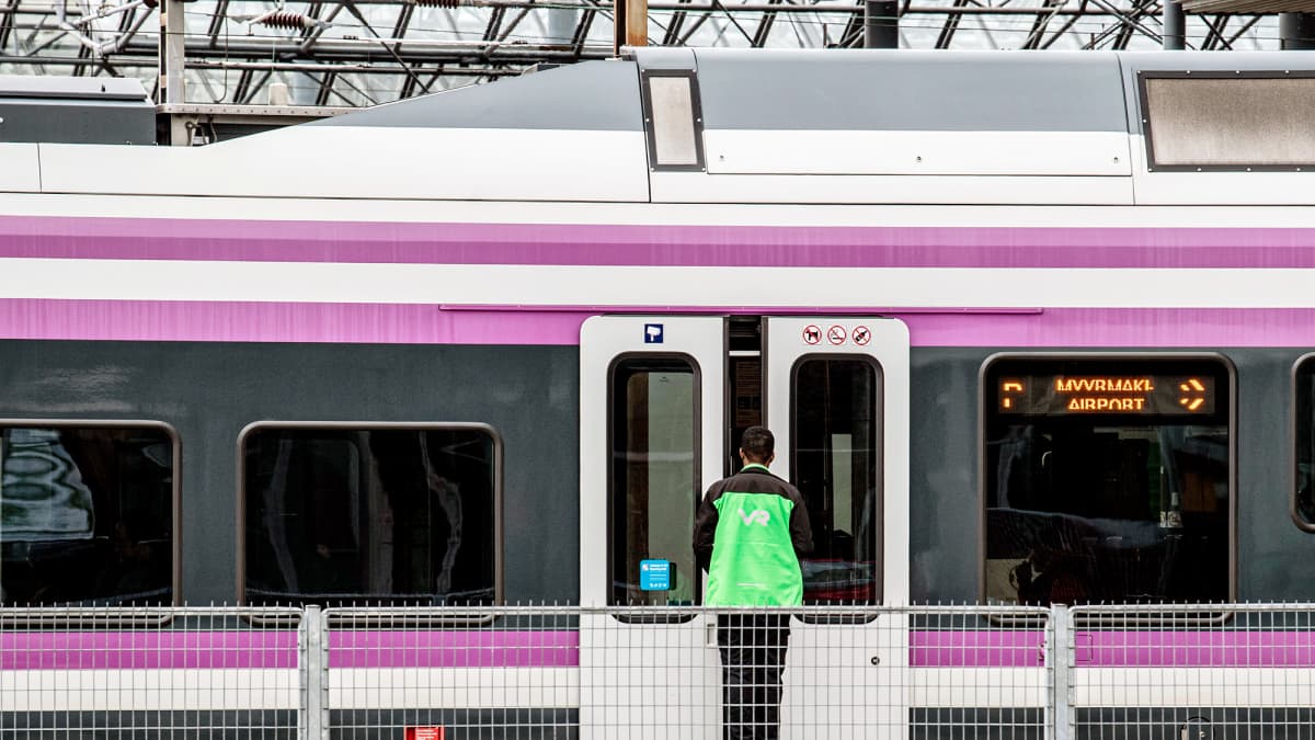 Konduktööri astumassa paikallisjunaan.